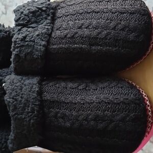 MUK LUKS BRAND WOMENS BLACK & RED SLIPPERS SIZE SMALL 5-6